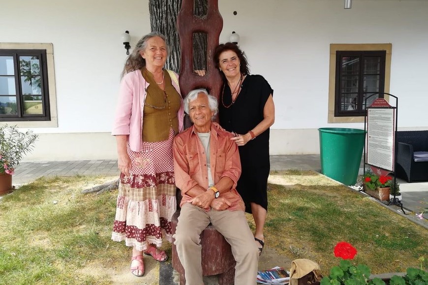 Julia Varley y Eugenio Barba, del Odin Teatret, con la argentina Ana Woolf, a quien adoptaron como discípula, compañera de proyectos y referente de la antropología teatral en la Argentina.