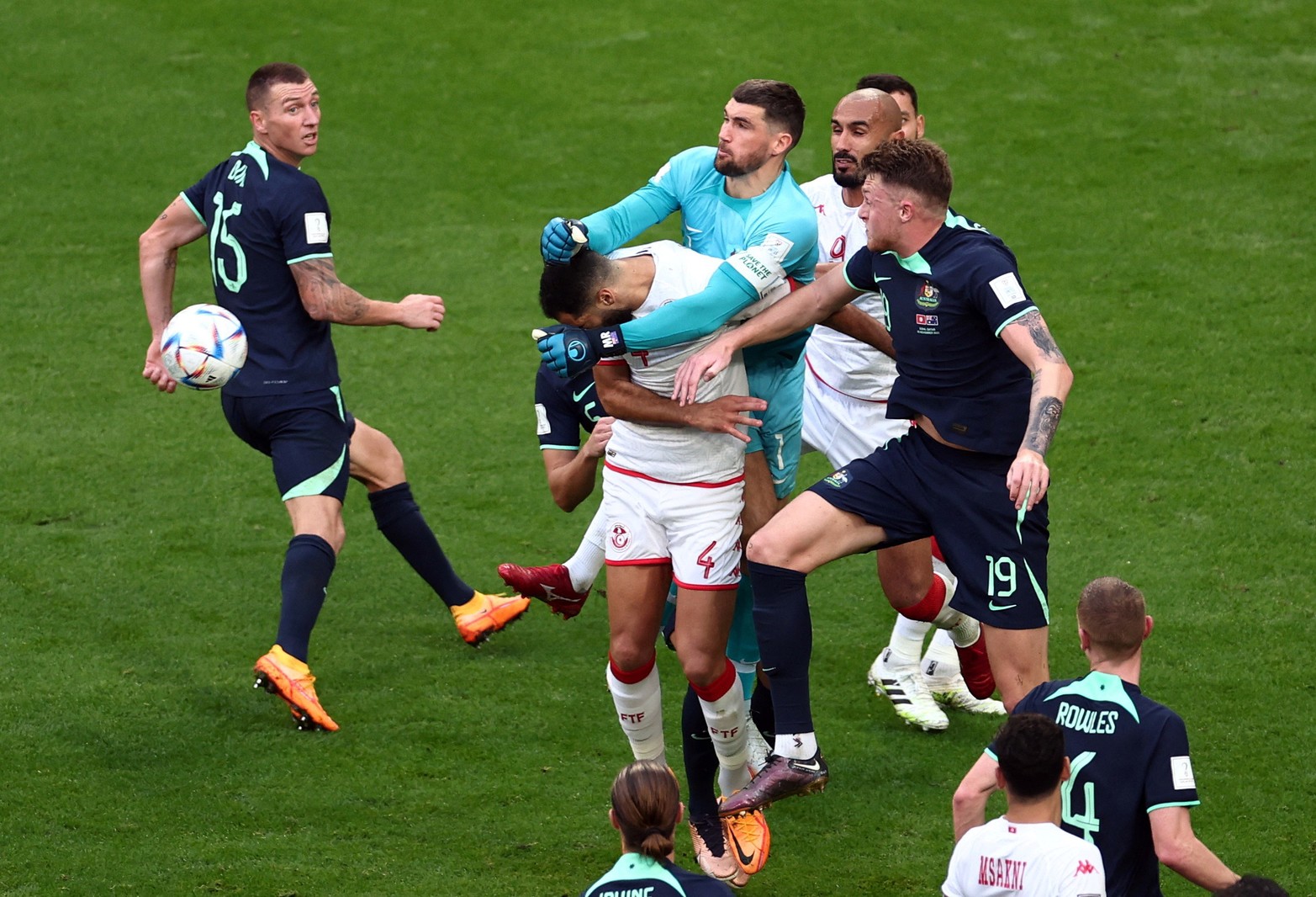 En plena acción. Australianos y tunecinos abrieron la jornada de sábado en Qatar 2022. 