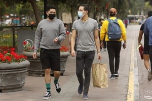 (210804) -- LIMA, 4 agosto, 2021 (Xinhua) -- Personas caminan por una calle, en el distrito de Miraflores, en Lima, Perú, el 4 de agosto de 2021.  (Xinhua/Mariana Bazo) (mb) (oa) (sm) (da)