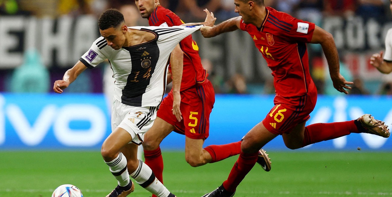 España y Alemania igualaron 1 a 1 y el grupo E está al rojo vivo en el Mundial