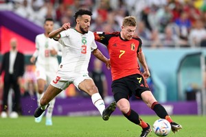 (221127) -- DOHA, 27 noviembre, 2022 (Xinhua) -- Kevin de Bruyne (d), de Bélgica, disputa el balón con Noussair Mazraoui, de Marruecos, durante el partido correspondiente al Grupo F entre Bélgica y Marruecos en la Copa Mundial de la FIFA 2022 en el Estadio Al Thumama, en Doha, Qatar, el 27 de noviembre de 2022. (Xinhua/Li Jundong) (ah) (da)