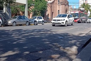 Unos metros después de calle Sarmiento, sobre Ituzaingó frente al colegio La Salle, se encuentra este nuevo hundimiento. Afecta tanto a los automovilistas, como así también a los ciclistas, porque llega hasta la ciclovía.