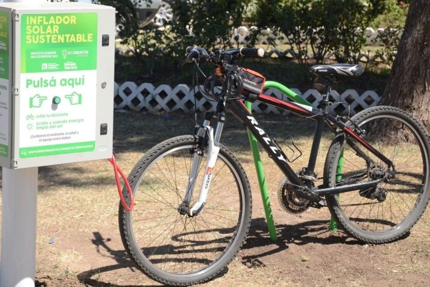 Este inflador de bicicletas quedará permanente en el Parque Municipal. Créditos: Municipalidad de Venado Tuerto
