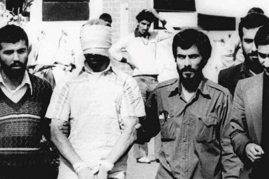 Uno de los rehenes capturados cuando los radicales islámicos asaltaron la Embajada de los Estados Unidos en Teherán en el año 1979. Crédito: AP