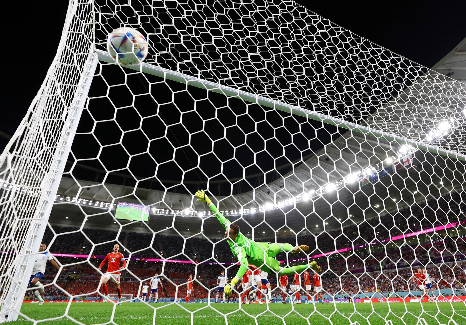 Inglaterra goleó a Gales y jugará con Senegal en octavos de final.