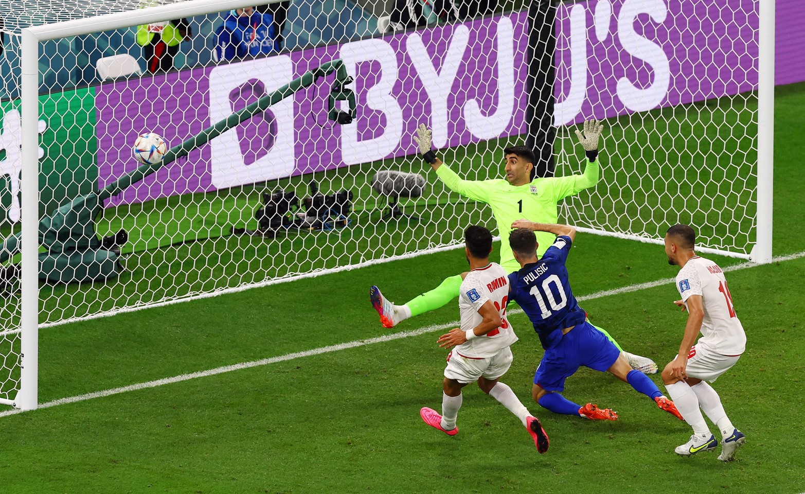 Estados Unidos venció a Irán 1 a 0 y avanzó a octavos de final.