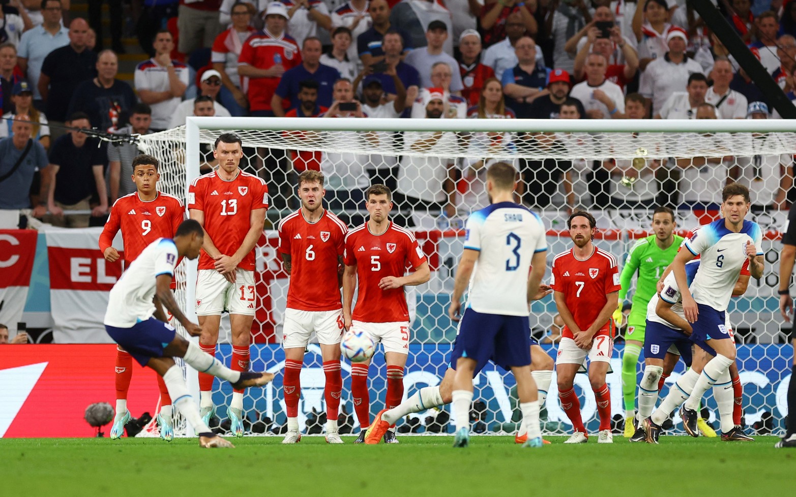 Inglaterra goleó a Gales y jugará con Senegal en octavos de final.