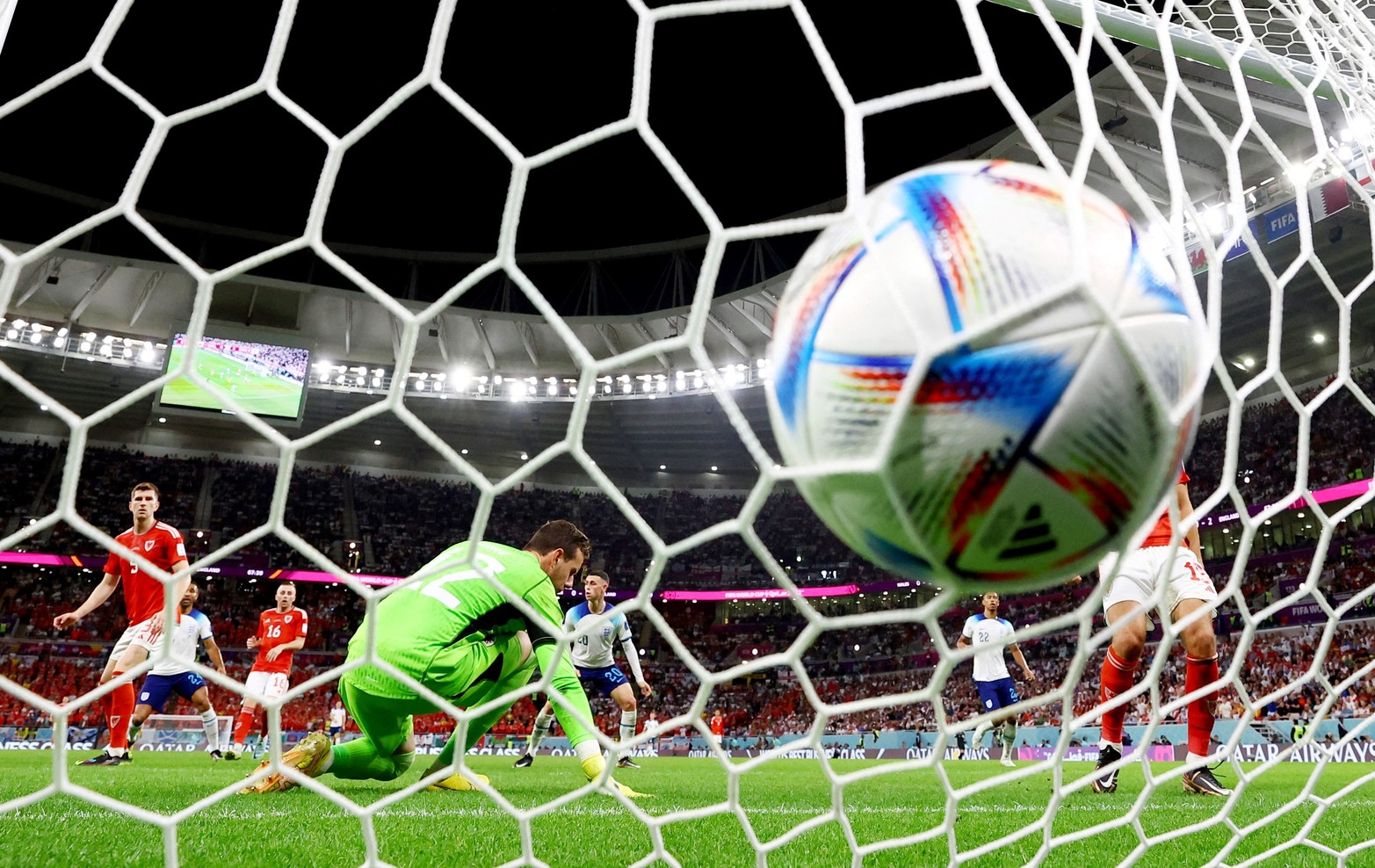 Inglaterra goleó a Gales y jugará con Senegal en octavos de final.