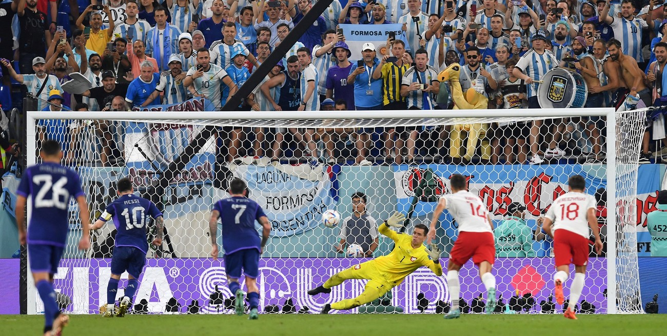 El momento donde el arquero polaco adivina el tiro de Messi y tapa el penal. Crédito: Reuters