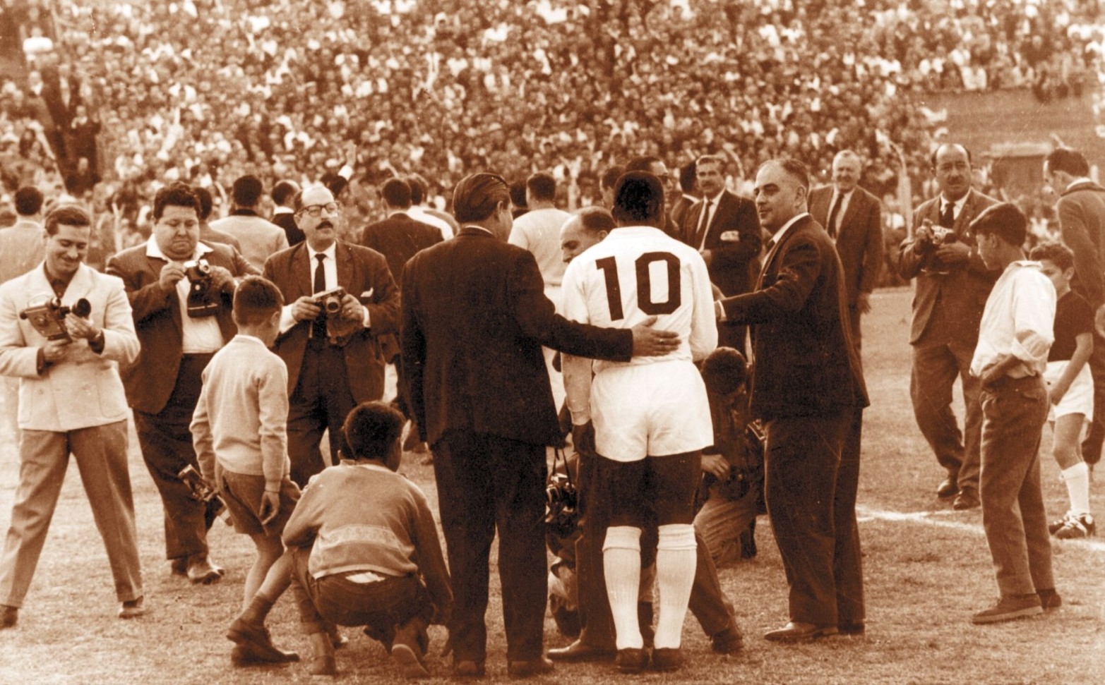 Pelé, en su visita a Santa Fe cuando vino a jugar un amistoso con Santos a la cancha de Colón.