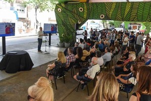 "Quiero destacar que este Centro Cuidar Viaducto está en el barrio Agote, un barrio de mucha lucha, una vecinal que realiza un gran esfuerzo para reclamar la pelea para tener más potestades en materia de seguridad. Y hoy empieza a iluminarse en todos sus costados, no solo por las luces led, sino para ocupar los espacios públicos que si quedan vacantes los perdemos para la gente buena", agregó Javkin. Foto: Municipalidad de Rosario