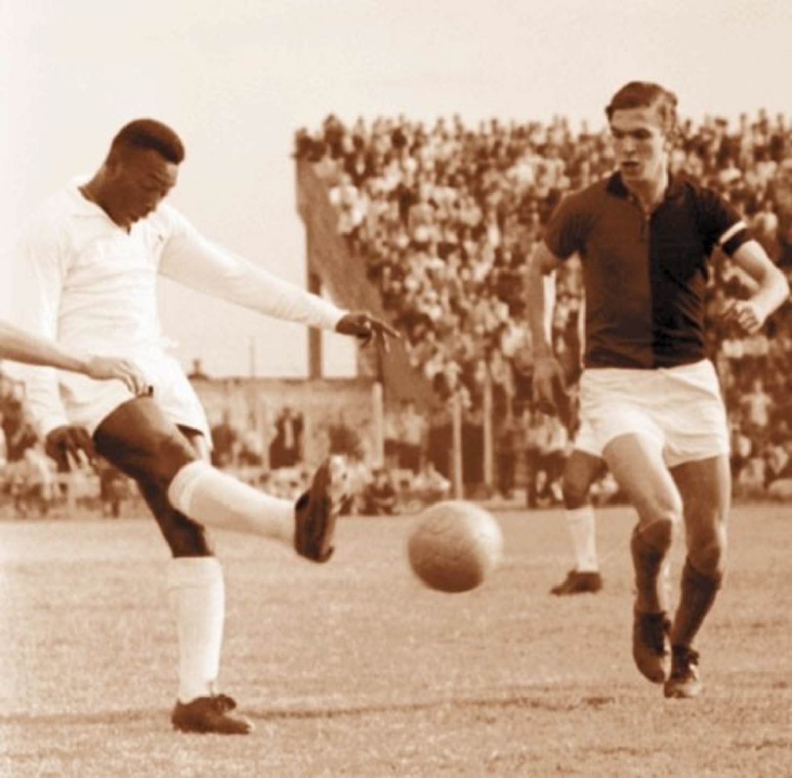 Pelé, en su visita a Santa Fe cuando vino a jugar un amistoso con Santos a la cancha de Colón.
