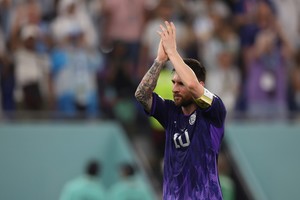 (221130) -- DOHA, 30 noviembre, 2022 (Xinhua) -- Lionel Messi, de Argentina, reacciona al término del partido correspondiente al Grupo C entre Polonia y Argentina en la Copa Mundial de la FIFA 2022, en el Estadio 974, en Doha, Qatar, el 30 de noviembre de 2022. (Xinhua/Xiao Yijiu) (ra) (vf)