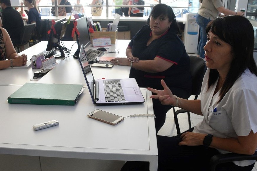 Laura Trosch (derecha), junto con Corina Ponzoni (centro) y Patricia Barrientos, integrantes del Equipo de VIH del Cemafe..Créditos: Guillermo Di Salvatore