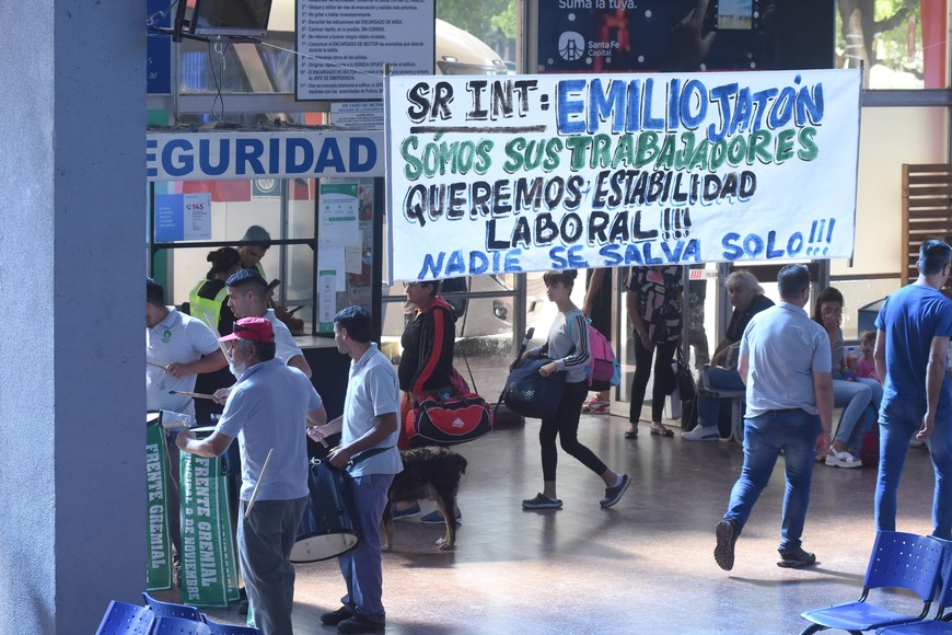 Protesta en el hall de la Terminal. Mauricio Garín.