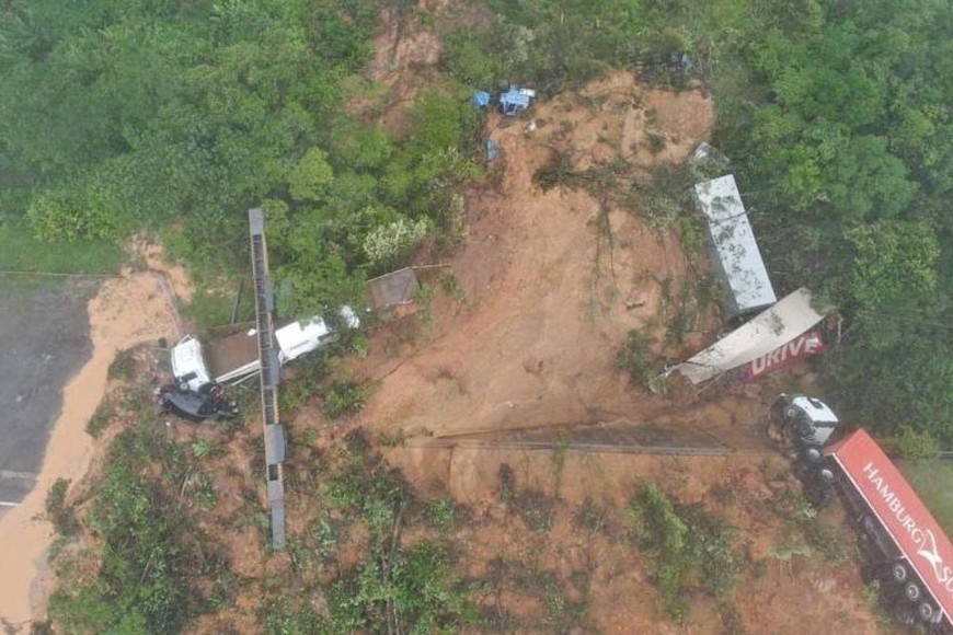 Hay 54 bomberos trabajando de forma ininterrumpida. Créditos: Reuters