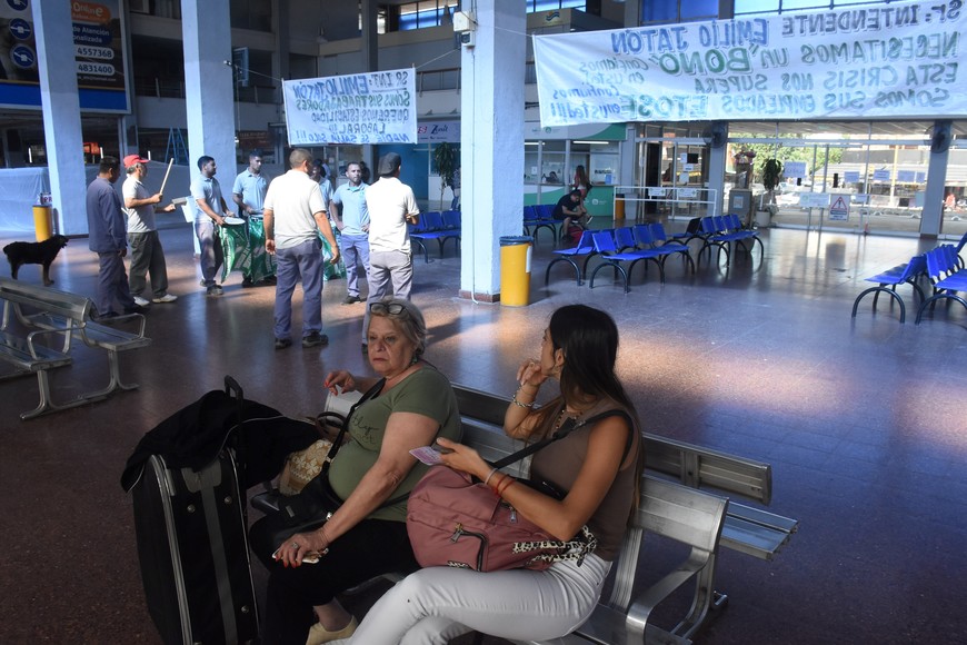 Protesta en el hall de la Terminal. Mauricio Garín.