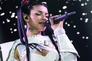 Cazzu se burló de la derrota de México en pleno show y el público no la perdonó.