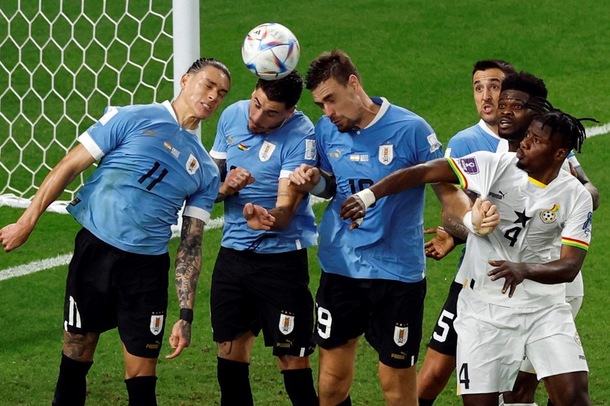 Soccer Football - FIFA World Cup Qatar 2022 - Group H - Ghana v Uruguay - Al Janoub Stadium, Al Wakrah, Qatar - December 2, 2022
Uruguay's Sebastian Coates in action with Darwin Nunez REUTERS/Albert Gea