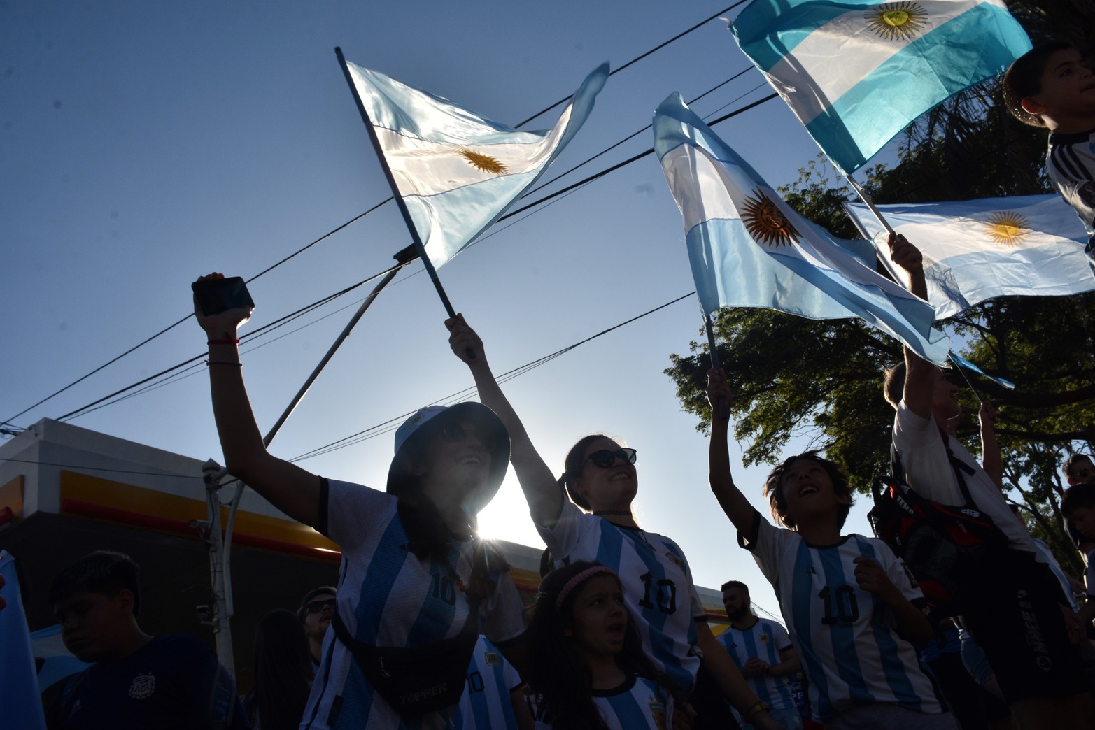 Los festejos en Santa Fe. Argentina le ganó 2 a 1 a Australia y clasificó para los cuartos de final de la Copa del Mundo de Fútbol. Foto Mauricio Garín