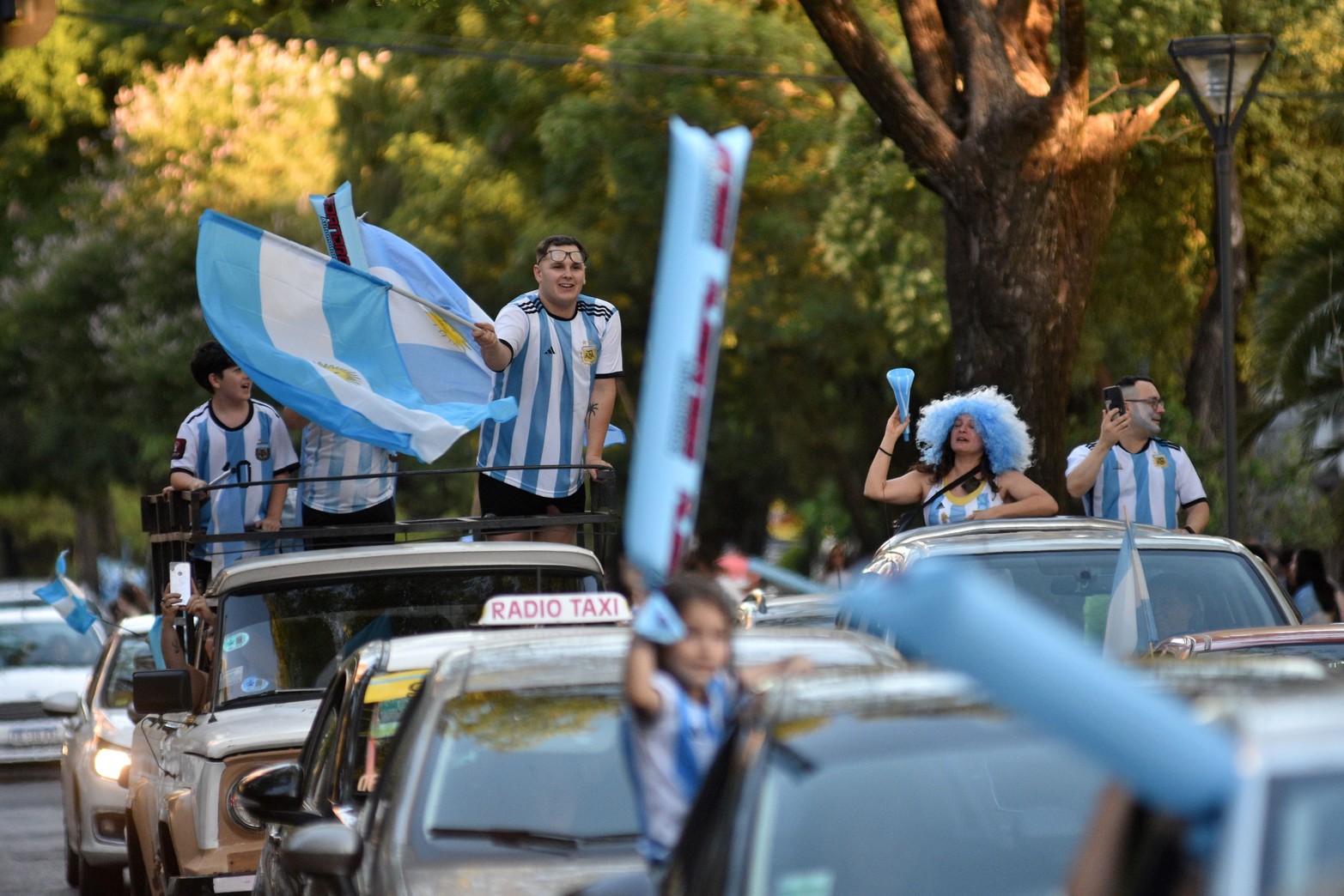 Los festejos en Santa Fe. Argentina le ganó 2 a 1 a Australia y clasificó para los cuartos de final de la Copa del Mundo de Fútbol. Foto Mauricio Garín