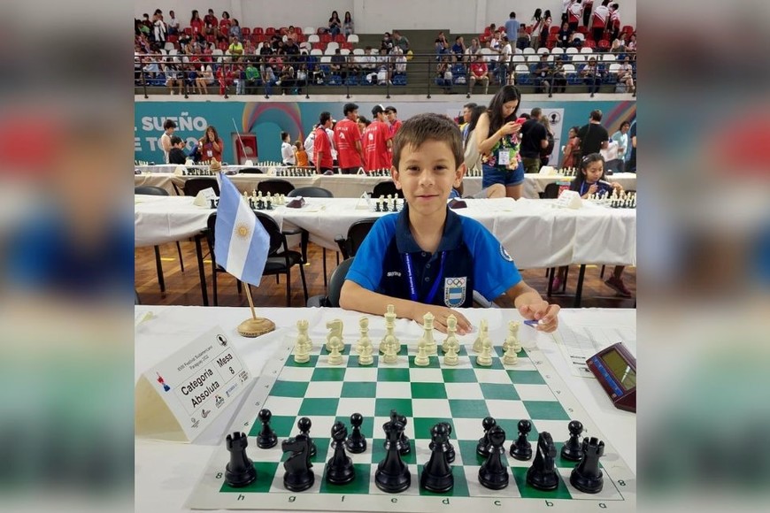 El niño en la "cancha" donde mejor juega: el tablero de ajedrez con sus piezas. Crédito: Facebook Recre.ar