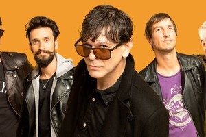 Toti al frente de la formación actual, que completan Leonardo Raffa en bajo y coros, Lucas Fiorentino en batería, Germán Drago en guitarra y coros y Gustavo Zorry en teclados. Foto: Gentileza producción