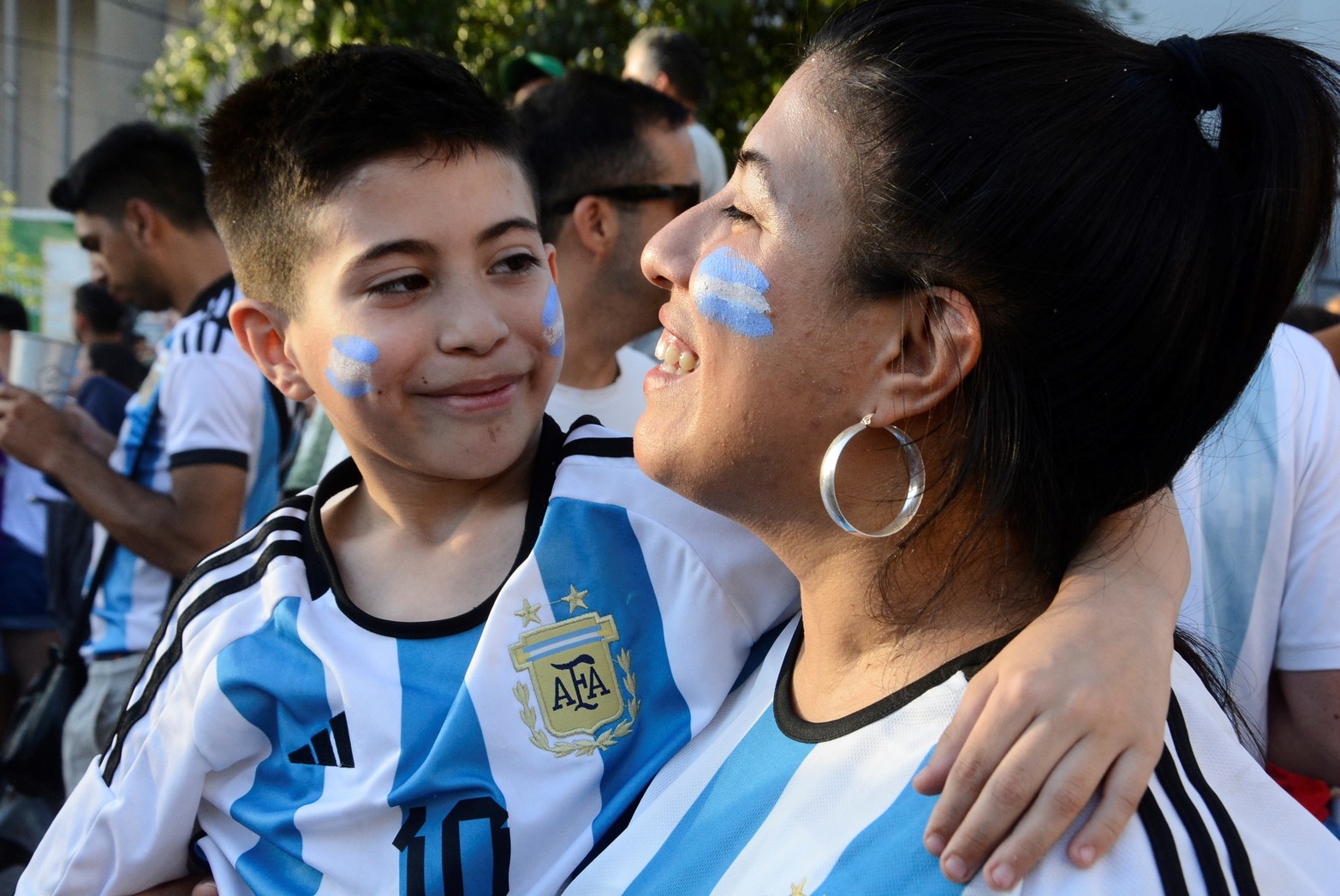 Los festejos en Santa Fe. Argentina le ganó 2 a 1 a Australia y clasificó para los cuartos de final de la Copa del Mundo de Fútbol. Foto Luis Cetraro