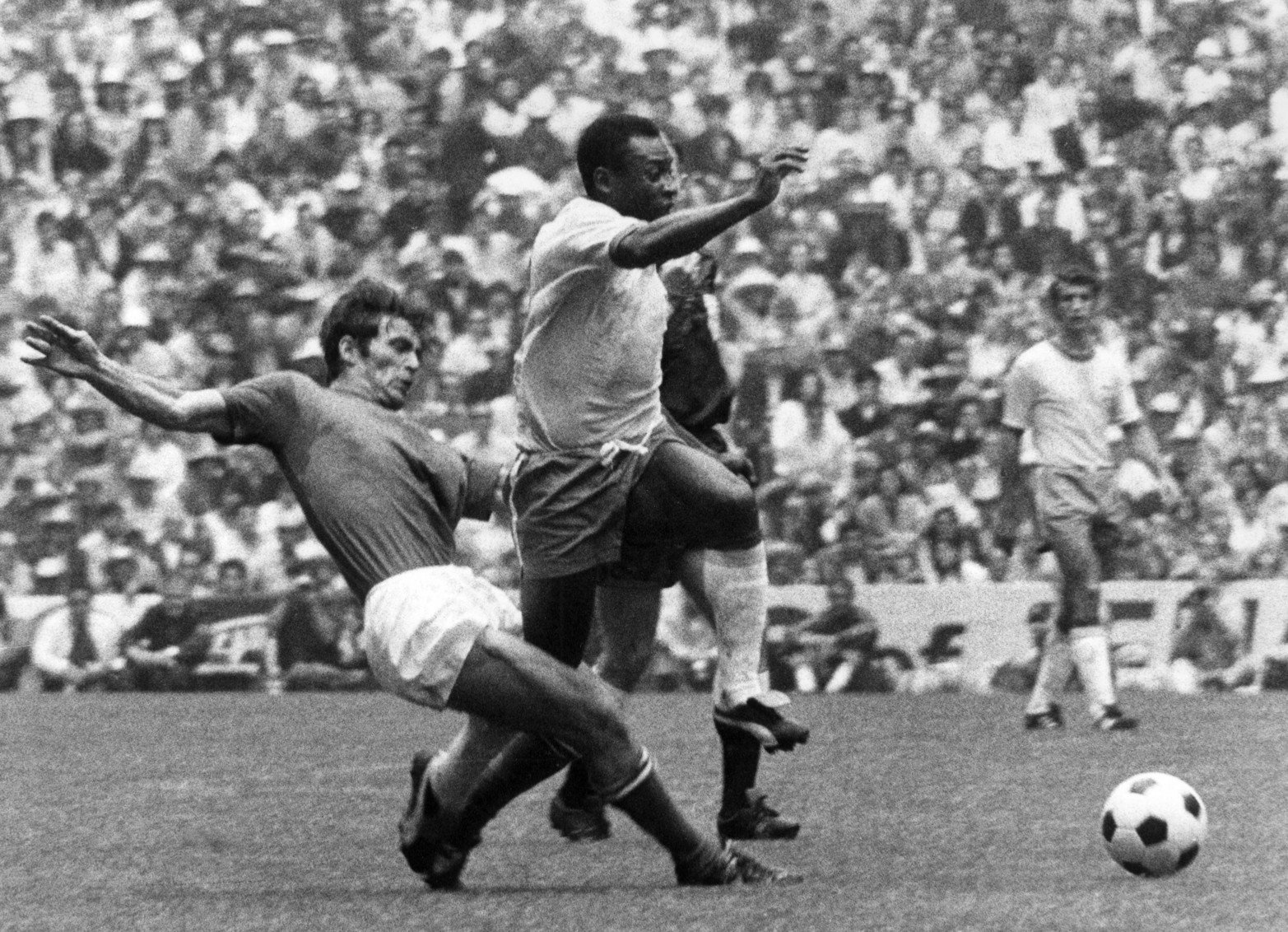 El delantero brasileño Pelé en acción durante la final de la IX Copa Mundial de Fútbol disputada contra la selección italiana en el Estadio Azteca. La selección brasileña venció por un rotundo 4 a 1, proclamándose campeona del mundo. EFE.