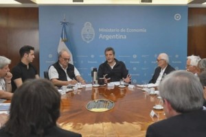 Sergio Massa, José Ignacio de Mendiguren y Matías Tombolini con empresarios de ADIMRA. Crédito: Ministerio de Economía