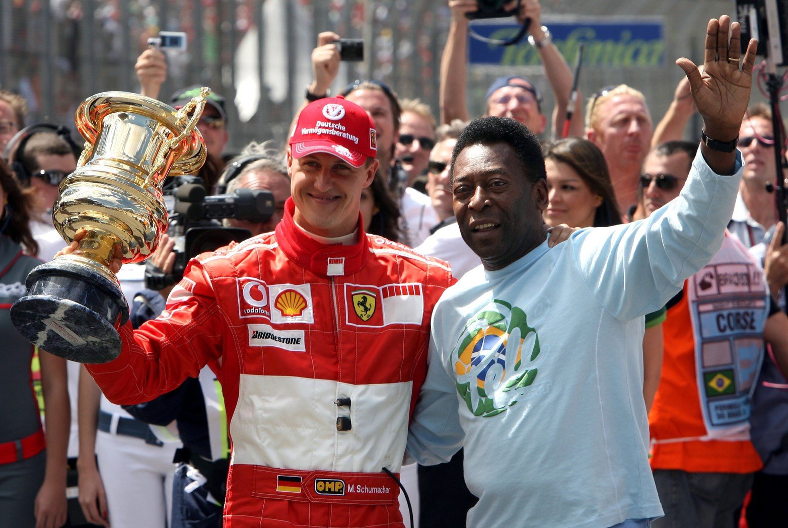 Pelé junto a Michael Schumacher en 2006 cuando corrió la Formula 1 en San Pablo Brazil.