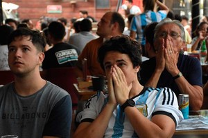 Una postal del sufrimiento durante el partido Argentina - Polonia. Crédito: Pablo Aguirre