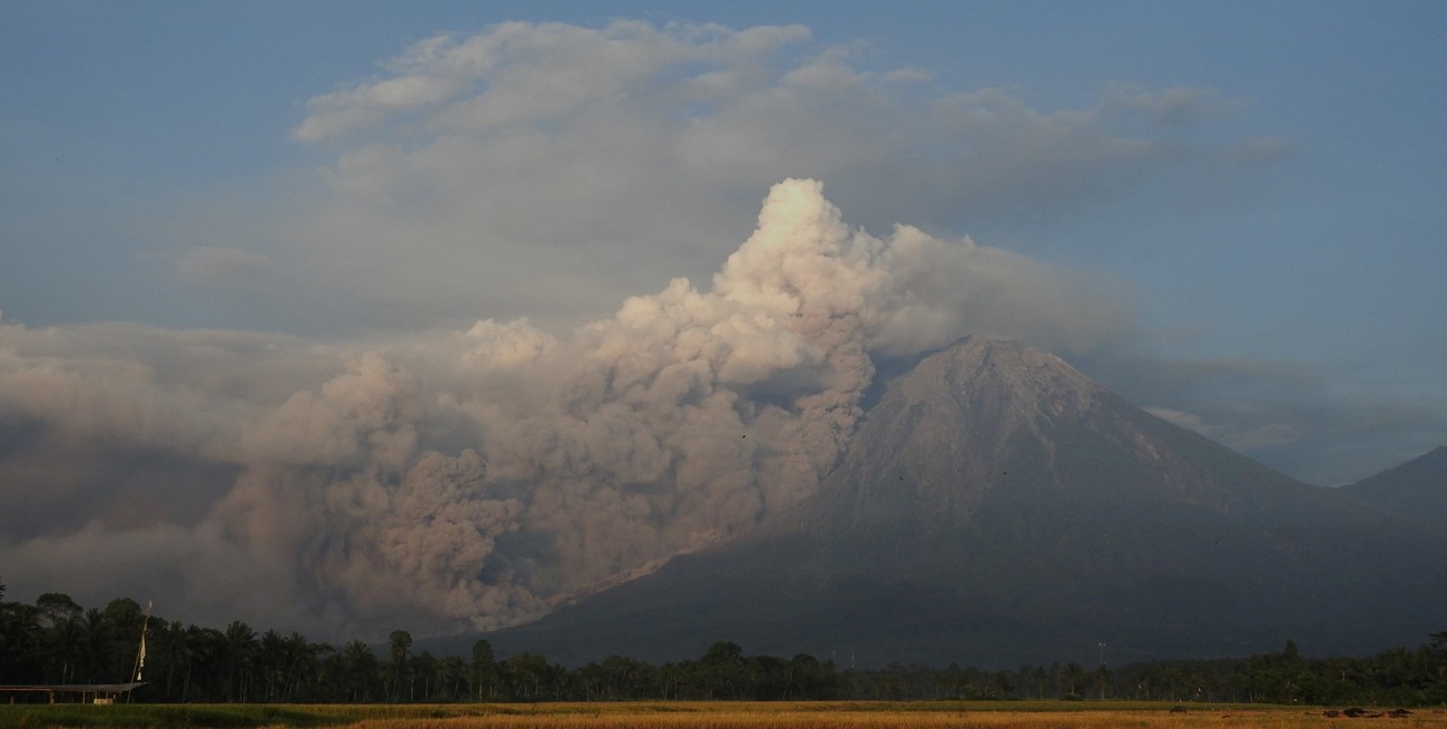 Alerta máxima: 2.000 evacuados por la erupción de un volcán en Indonesia