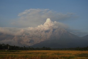 Mount Semeru volcano spews volcanic ash during an eruption as seen from Candipuro in Lumajang, East Java province, Indonesia, December 4, 2022, in this photo taken by Antara Foto. Antara Foto/Iwan/ via REUTERS

ATTENTION EDITORS - THIS IMAGE HAS BEEN SUPPLIED BY A THIRD PARTY. MANDATORY CREDIT. INDONESIA OUT. NO COMMERCIAL OR EDITORIAL SALES IN INDONESIA.