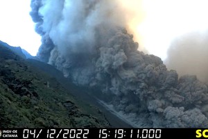 El humo se eleva desde el volcán Stromboli durante una erupción en la isla italiana de Stromboli, Italia, el 4 de diciembre de 2022, en esta captura de pantalla obtenida de un video, vía Reuters