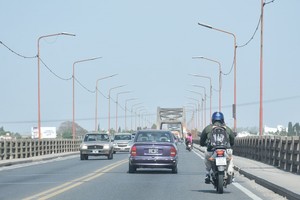 En el Puente Carretero, las acciones comprenderán el reemplazo de luminarias LED fuera de servicio y arreglos. Foto: Flavio Raina