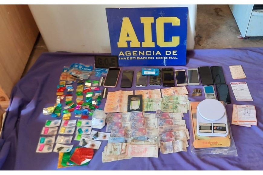 La policía incautó más de 100 envoltorios con estupefacientes listos para la venta y un trozo compacto de cocaína en un aparador.  Crédito: Prensa AIC