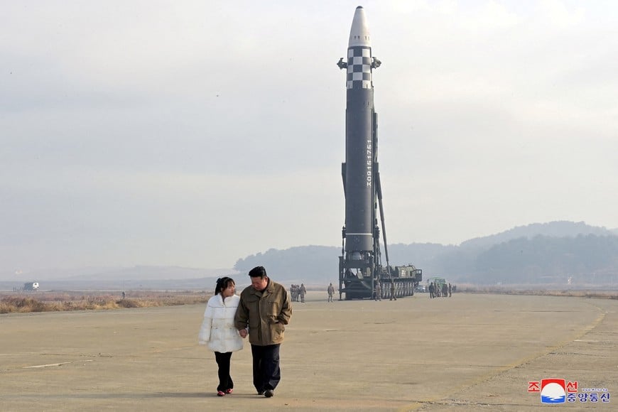 Kim Jong-un junto a su hija en una de las primeras muestras en público del gobierno. De fondo, un misil balístico intercontinental. Crédito: Agencia Telegráfica Central de Corea (KCNA)