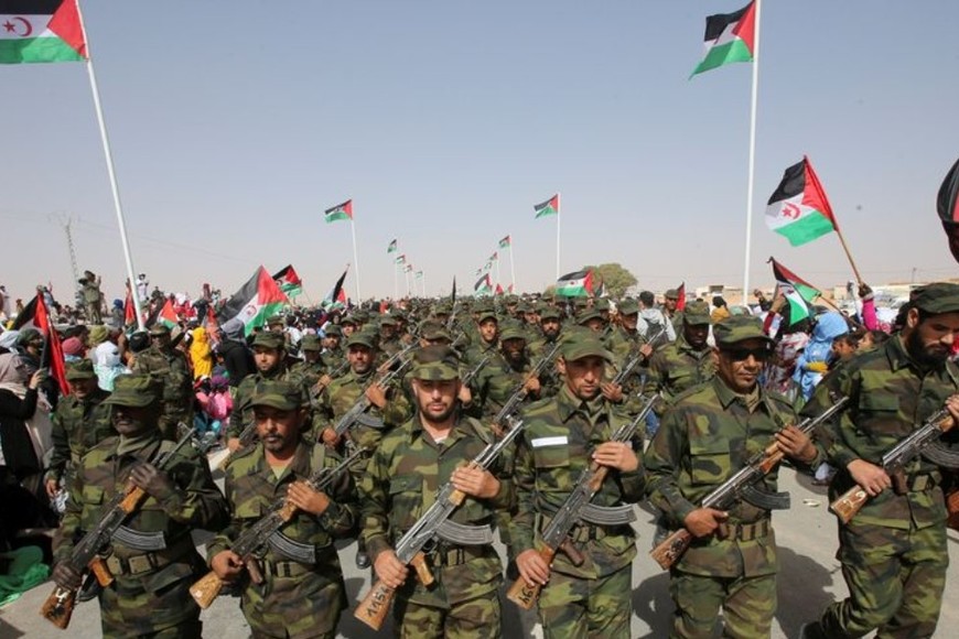 Los soldados saharauis portan sus armas mientras desfilan en el campo de refugiados de Awserd en Tinduf, Argelia. Crédito: Ramzi Boudina / Reuters
