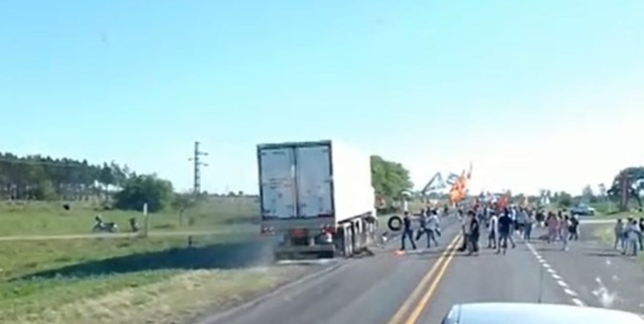Video: un camión atravesó a gran velocidad una manifestación sobre la Ruta 11