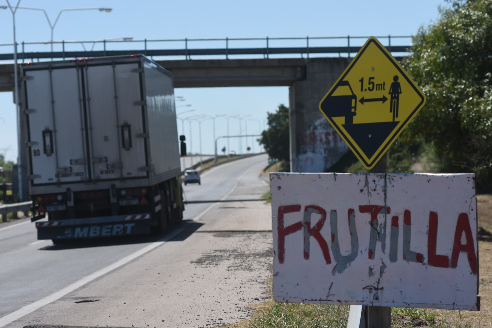 En la autovía 168, colocaron carteles en forma ilegal alertando una ciclovía y que se respete 1,5 metros de distancia  entre un automóvil y una bicicleta.