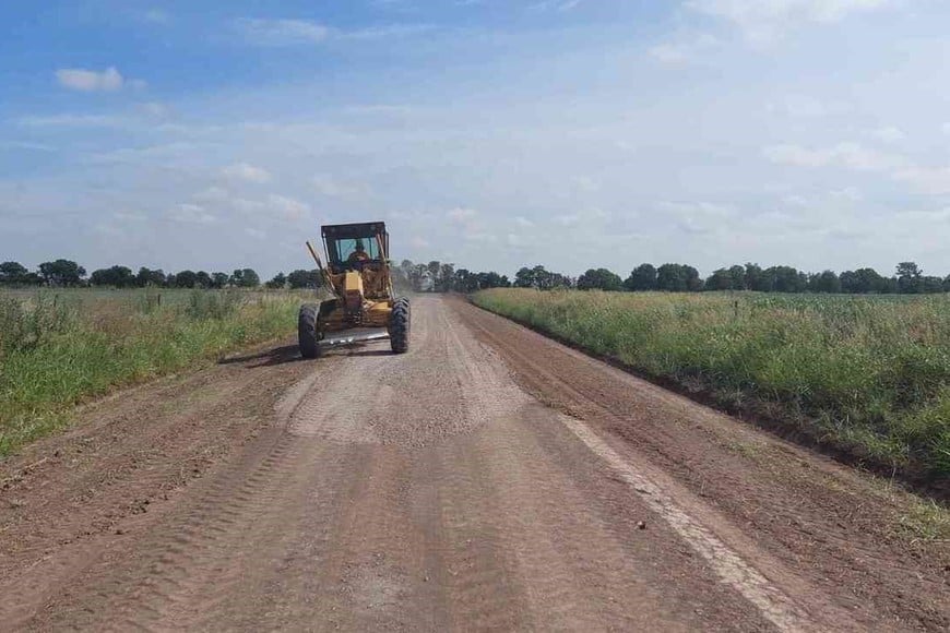 “Se trata de un proyecto que fue realizado en conjunto con los productores de ambos distritos y la comuna de Colonia Rivadavia. En total son unos 5 kilómetros, de una obra que beneficiará a productores rurales de ambas localidades. Este tipo de obras hace años que se vienen realizando a lo largo de nuestra gestión y permitió recuperar y concretar unos 60 kilómetros de caminos ripiados en nuestro distrito. Es un modelo de trabajo que permite mejorar la transitabilidad en la zona rural”. Foto: El Litoral