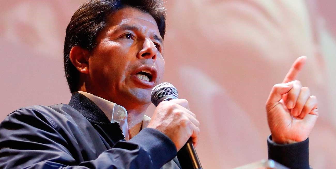 El presidente de Perú disolvió el Congreso y declaró un toque de queda nacional