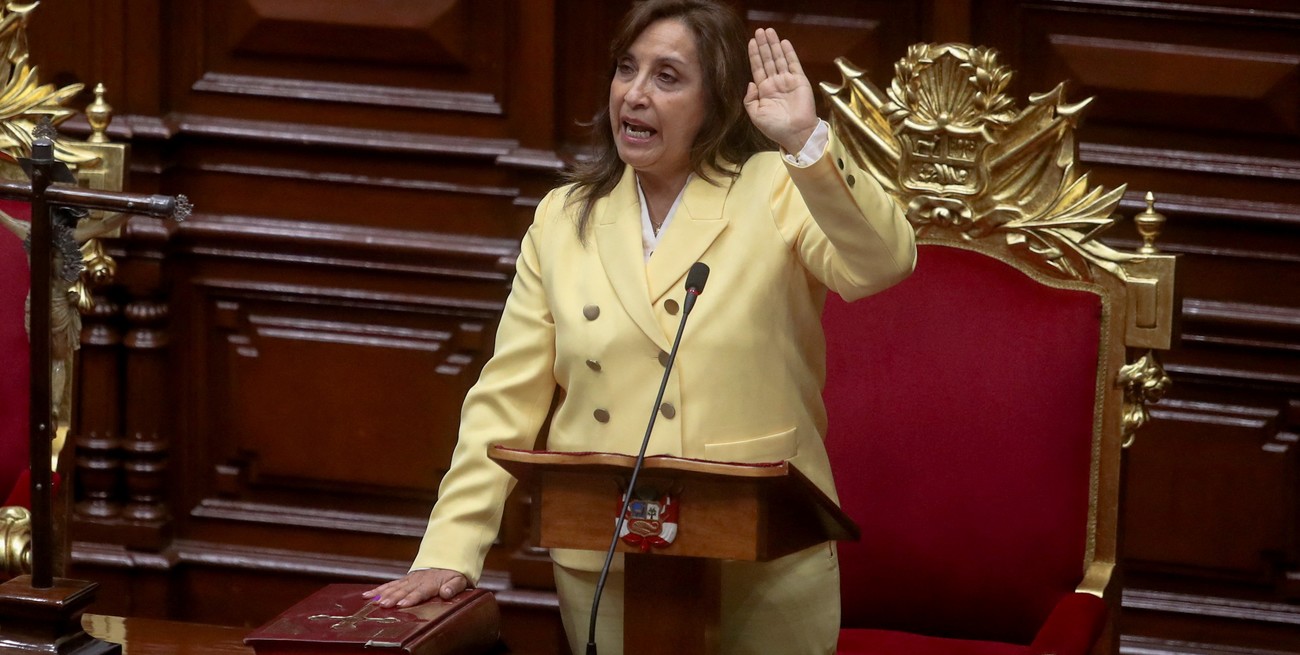 Dina Boluarte juró como nueva  presidenta de Perú