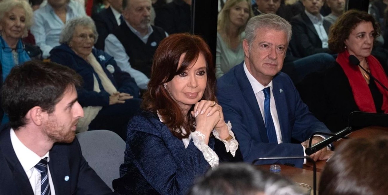 Cristina Fernández de Kirchner junto a sus abogados defensores, Ary Llernovoy y Carlos Beraldi (a su izquierda). Crédito: Archivo El Litoral