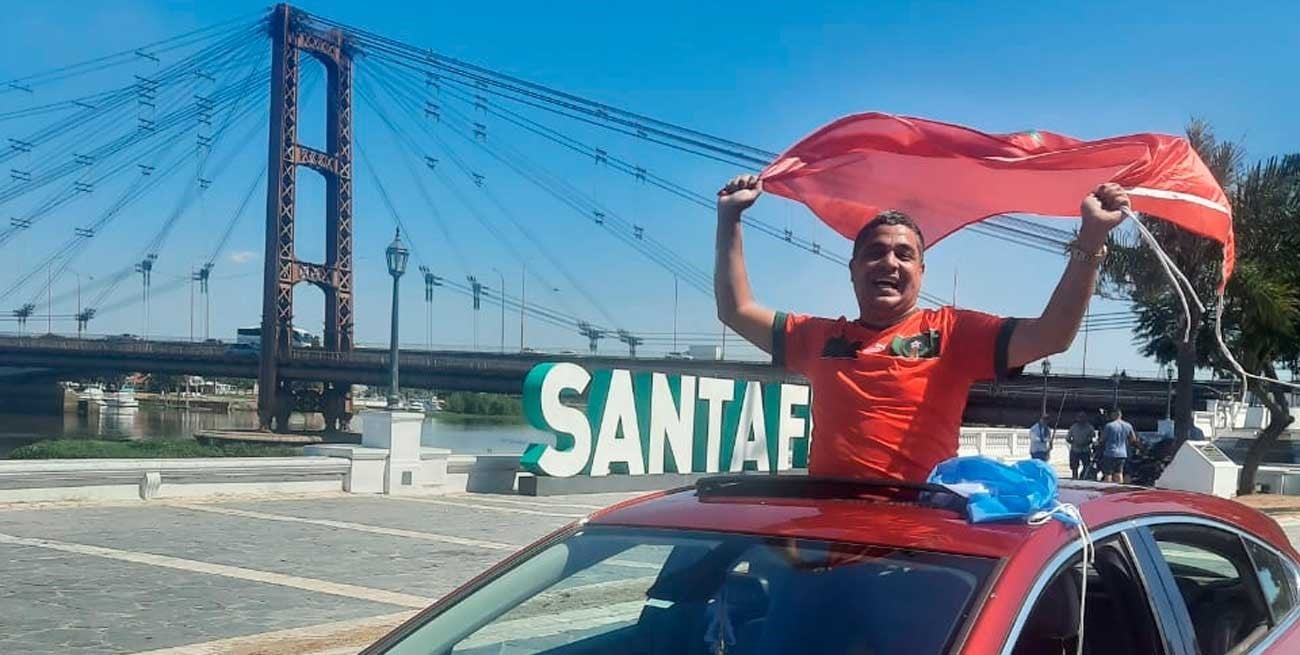 El festejo de un marroquí en Santa Fe tras el triunfo ante España
