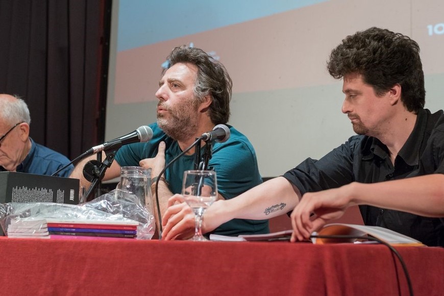 Mariano Llinás (centro) durante un panel que integró en 2019 en el Foro de la UNL, junto a Raúl Beceyro y Agustín Falco. Foto: Archivo El Litoral