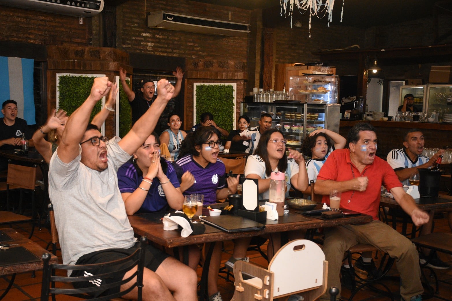 Mirando el partido de Argentina - Holanda en el bar Sumatra. Fotos: Manuel Fabatía