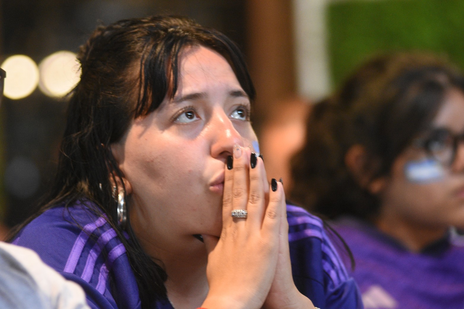 Mirando el partido de Argentina - Holanda en el bar Sumatra. Fotos: Manuel Fabatía