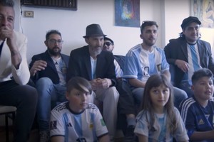 La banda rosarina Tengo Pal Envido en su tema y video dedicado a Lionel Messi: "Te hace bailar"